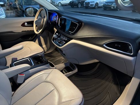 Used 2017 Chrysler Pacifica Limited w/ UConnect Theater Package image 15