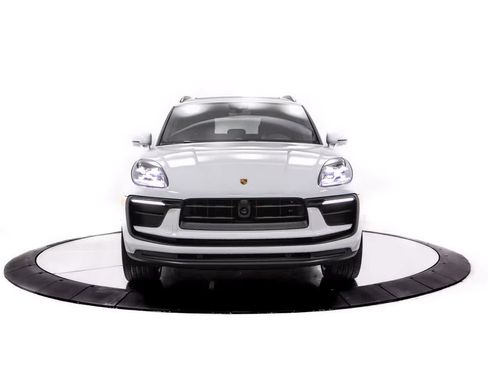 Certified 2026 Porsche Macan AWD/4WD image 10