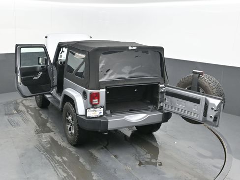 Used 2018 Jeep Wrangler Sahara w/ Connectivity Group image 43