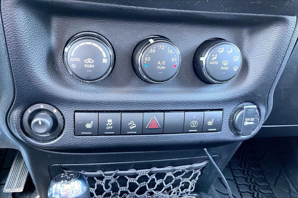 Used 2014 Jeep Wrangler Unlimited Sahara w/ Connectivity Group AWD/4WD image 15