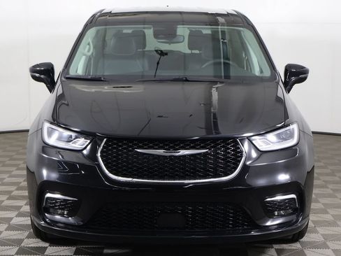 Used 2024 Chrysler Pacifica Touring-L FWD image 12