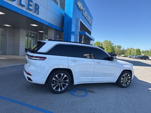 Used 2024 Jeep Grand Cherokee Overland w/ Luxury Tech Group IV AWD/4WD image 28