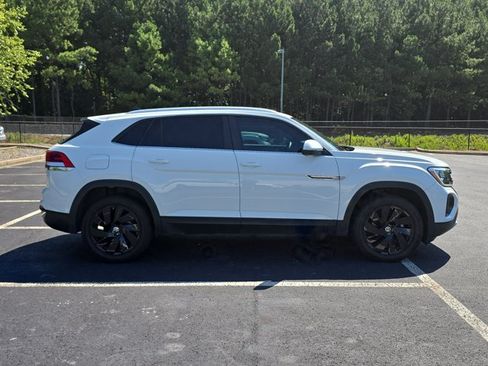 Used 2024 Volkswagen Atlas Cross Sport SE w/ Panoramic Sunroof Package FWD image 4