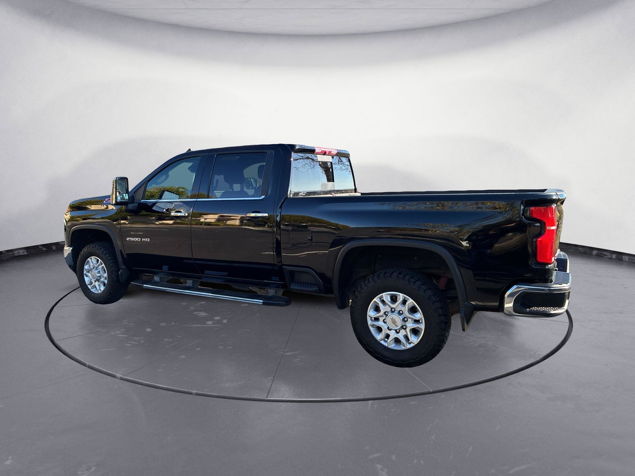 Used 2024 Chevrolet Silverado 2500 LTZ w/ LTZ Plus Package AWD/4WD image 3