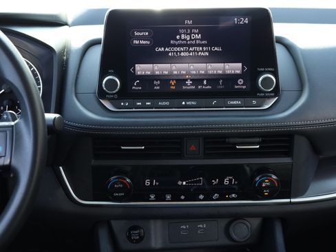 Used 2024 Nissan Rogue SV image 6