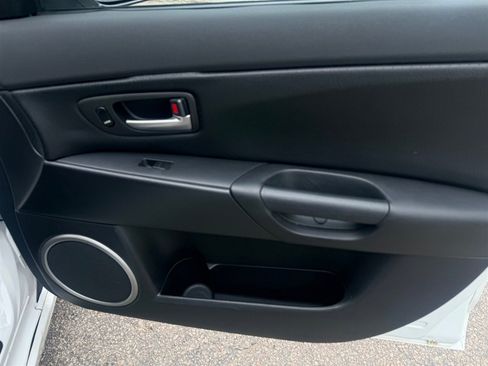 Used 2004 MAZDA MAZDA3 s w/ Moonroof & 6-CD Pkg FWD image 16