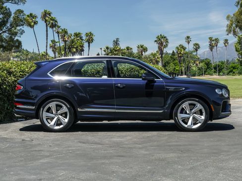 Certified 2024 Bentley Bentayga AWD/4WD image 8
