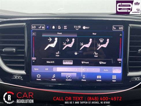 Used 2023 Chrysler Pacifica Touring-L FWD image 19