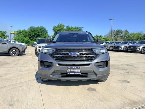 Used 2024 Ford Explorer XLT RWD image 2