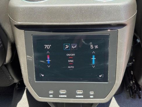 Used 2025 GMC Yukon Denali Ultimate AWD/4WD image 17