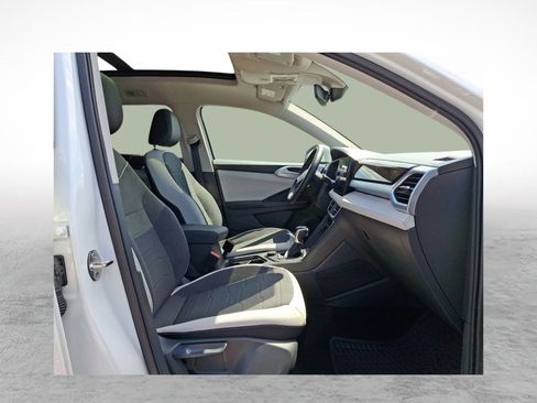 Used 2025 Volkswagen Taos SE image 12