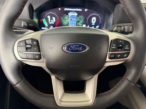 Used 2025 Ford Explorer Active w/ Active Comfort Package RWD image 12