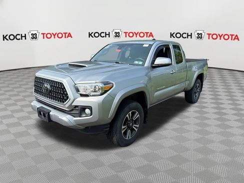 Used 2018 Toyota Tacoma TRD Sport AWD/4WD image 3