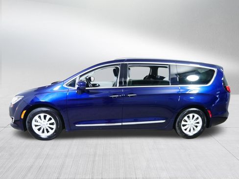 Used 2018 Chrysler Pacifica Touring-L w/ Premium Audio Group FWD image 4