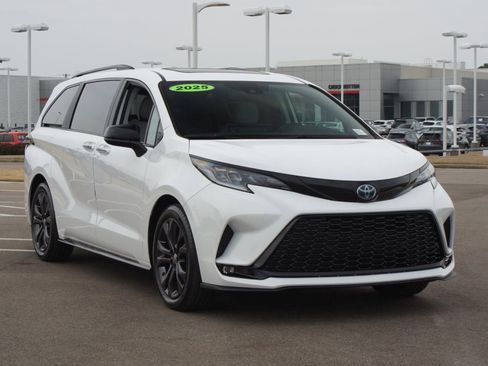 Used 2025 Toyota Sienna XSE w/ XSE Plus Package image 2