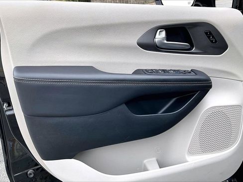 Certified 2024 Chrysler Pacifica Touring-L image 26