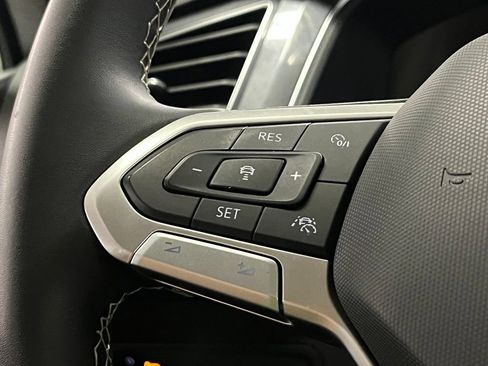 Used 2023 Volkswagen Tiguan SE w/ Panoramic Sunroof Package FWD image 24