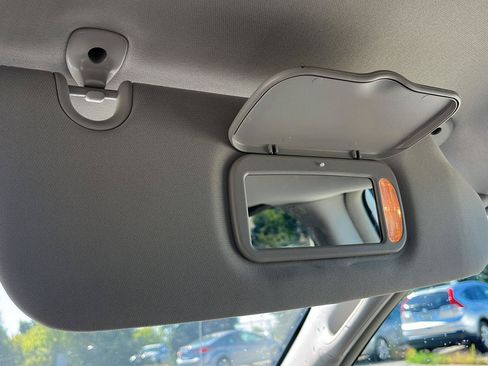 Used 2016 Chrysler Town & Country Touring FWD image 16