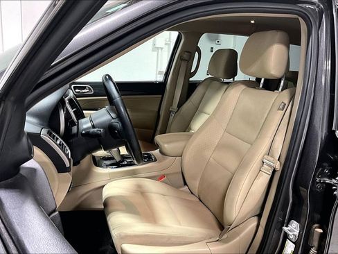 Used 2019 Jeep Grand Cherokee Laredo AWD/4WD image 31