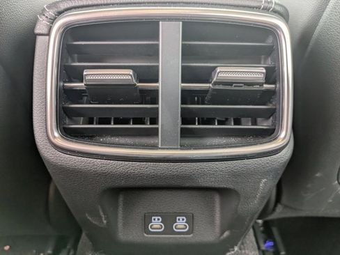 Used 2025 Genesis G70 2.5T image 18