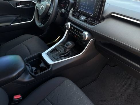 Used 2020 Toyota RAV4 XLE w/ Convenience Package FWD image 17