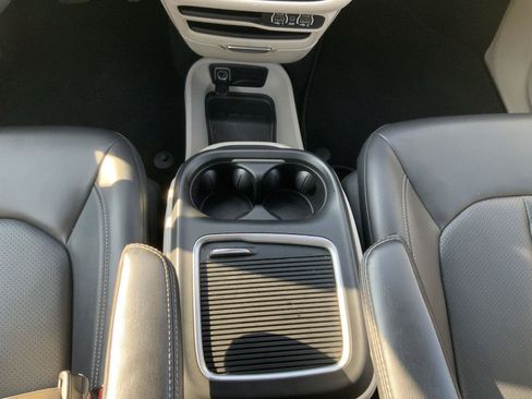 Used 2023 Chrysler Pacifica Touring-L FWD image 43