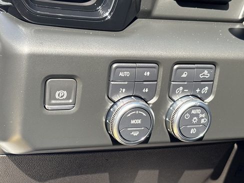Used 2024 GMC Sierra 2500 AT4 w/ AT4 Premium Plus Package AWD/4WD image 28