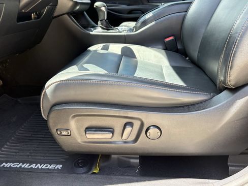Used 2019 Toyota Highlander XLE FWD image 13