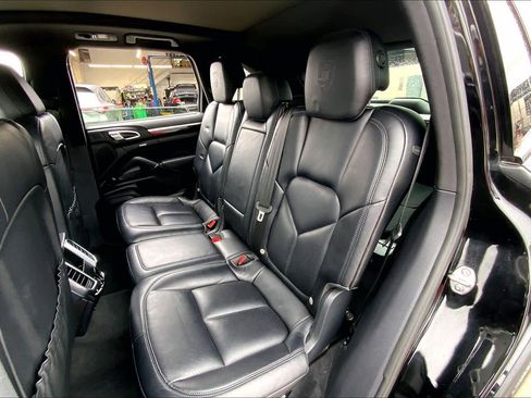 Used 2018 Porsche Cayenne Platinum Edition image 19