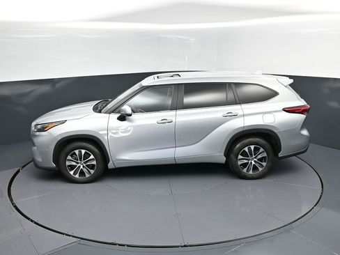 Used 2023 Toyota Highlander XLE image 35