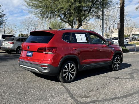 Certified 2022 Volkswagen Taos SE w/ Panoramic Sunroof Package image 4