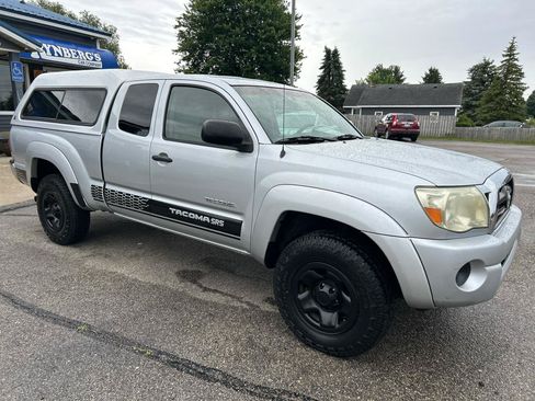 Used 2005 Toyota Tacoma PreRunner RWD image 2