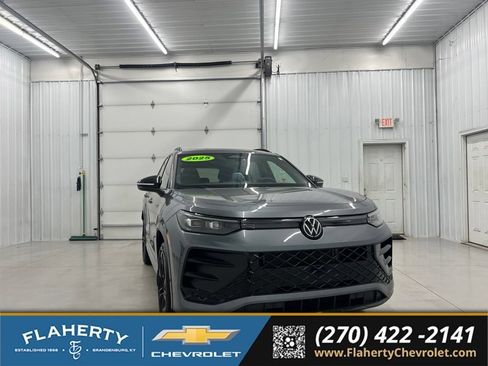 Used 2025 Volkswagen Tiguan SE R-Line AWD/4WD image 1