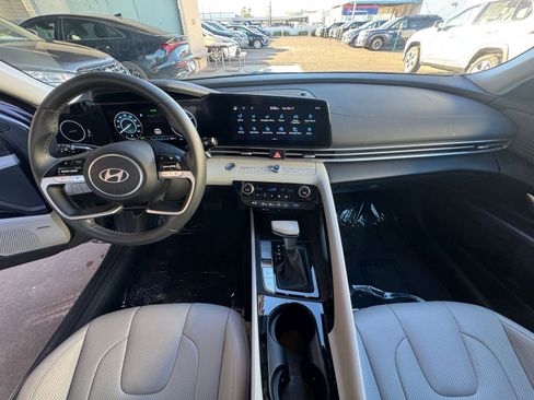 Used 2025 Hyundai Elantra Limited image 34