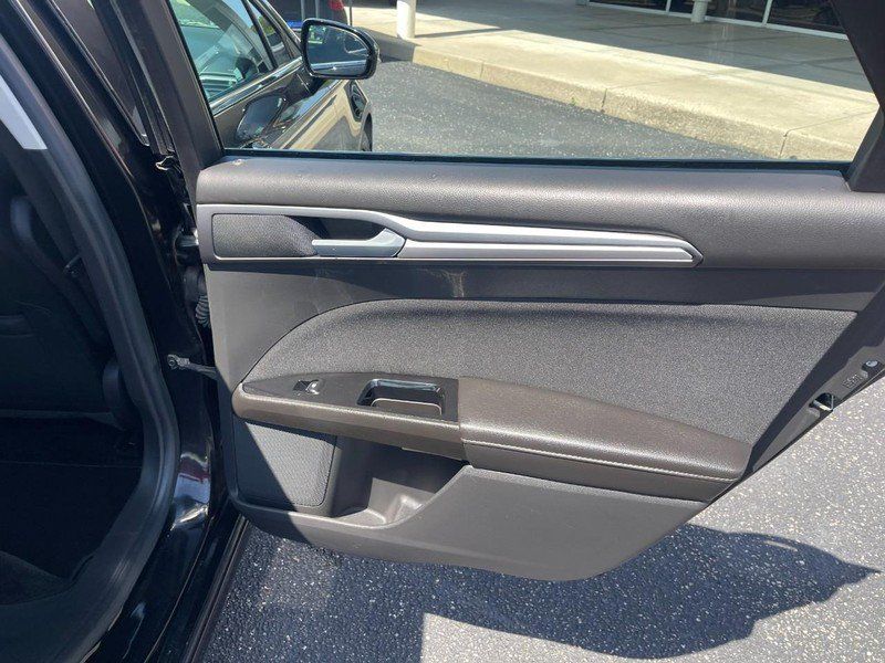 Used 2015 Ford Fusion SE FWD image 12