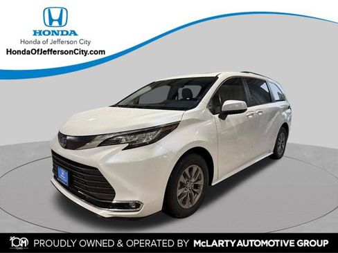 Used 2023 Toyota Sienna XLE FWD image 1