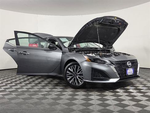 Used 2025 Nissan Altima 2.5 SV FWD image 42