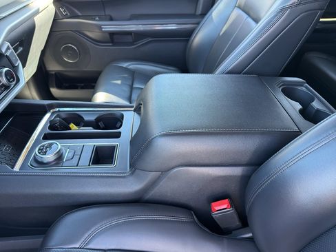 Used 2024 Ford Expedition XLT image 15