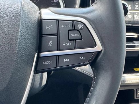 Used 2023 Toyota Highlander XLE FWD image 20