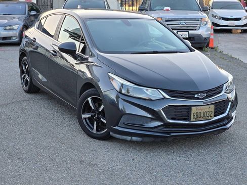 Used 2017 Chevrolet Cruze LT FWD image 3