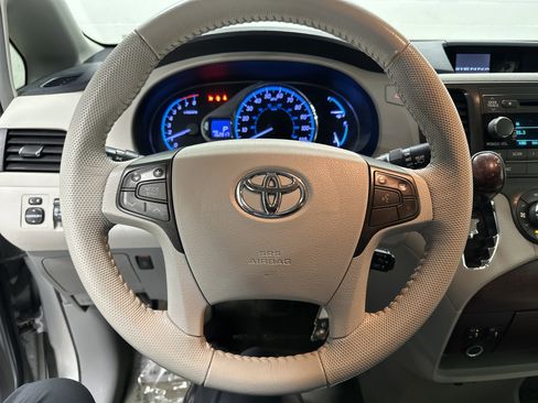 Used 2013 Toyota Sienna XLE image 18