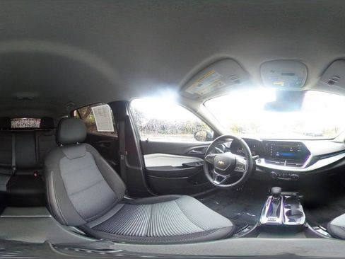 Used 2025 Chevrolet Trax LT w/ LT Convenience Package image 40