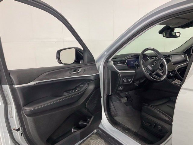 Used 2023 Jeep Grand Cherokee L Limited AWD/4WD image 24
