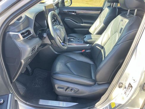 Used 2024 Toyota Highlander Platinum image 15