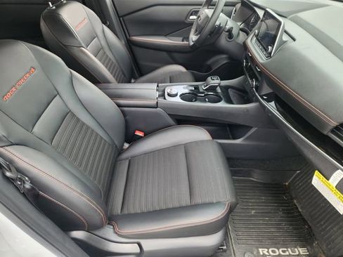 Used 2025 Nissan Rogue SV AWD/4WD image 11