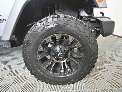 Used 2014 Jeep Wrangler Unlimited Sahara w/ Connectivity Group image 11