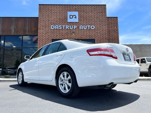 Used 2011 Toyota Camry LE w/ LE Extra-Value Pkg FWD image 4