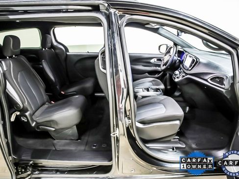 Used 2022 Chrysler Pacifica Touring image 28