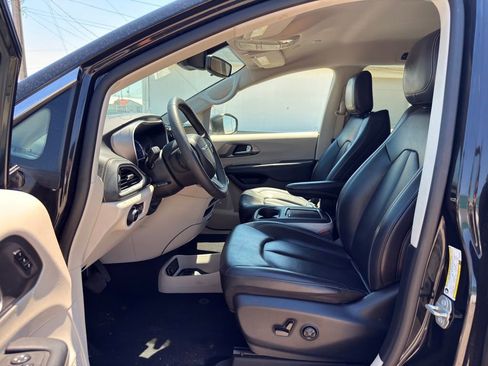 Used 2023 Chrysler Pacifica Touring-L FWD image 2