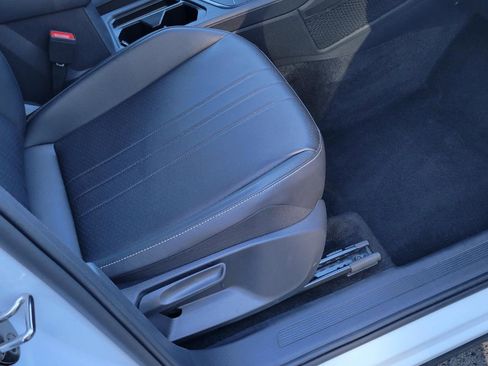 Certified 2024 Volkswagen Tiguan SE image 35